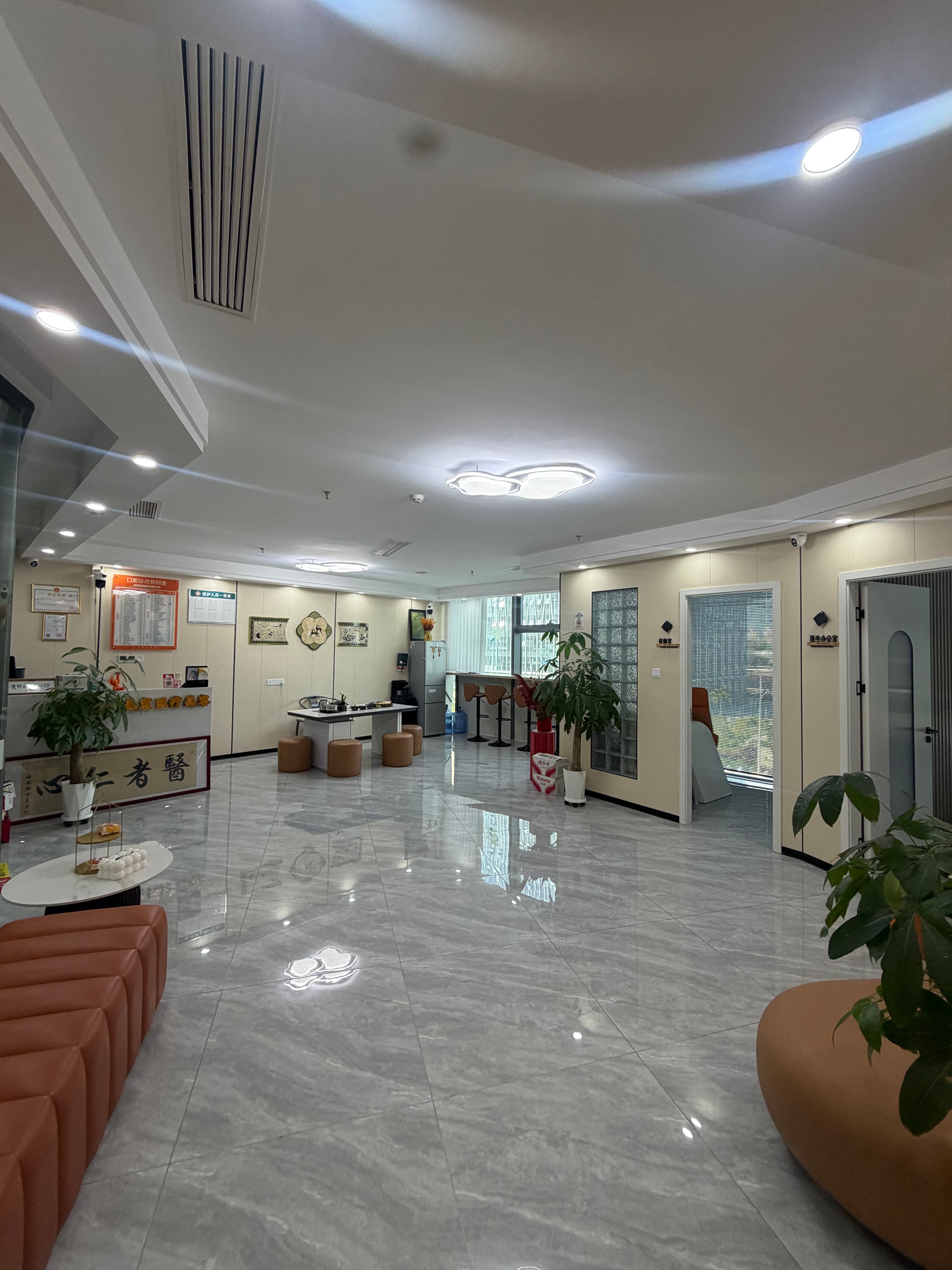 Интерьер стоматологической клиники MEICHEN DENTAL в Санье
